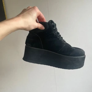 Platåskor - En knäpp platåsneaker i Buffalo-stil. Perfekta att komma upp lite i längd med när man är på spelning och störiga jävlar står framför. Använt skick, se bilder, skuffmärken och lite bleknad svärta, men har mycket kvar att ge och dansa för! 