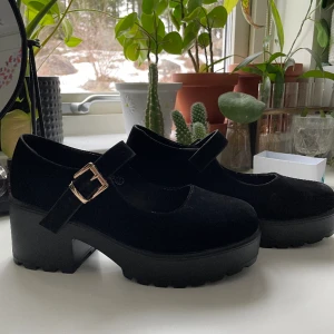 Mary Janes - Svarta Mary Janes från Koi footwear. Dom är lite smutsiga (bild 3) mest på en sko men inget som märks jätte mycket. ”Gnisslar” lite när man går därför lågt pris. Skriv om du har några frågor eller vill ha mer bilder <3