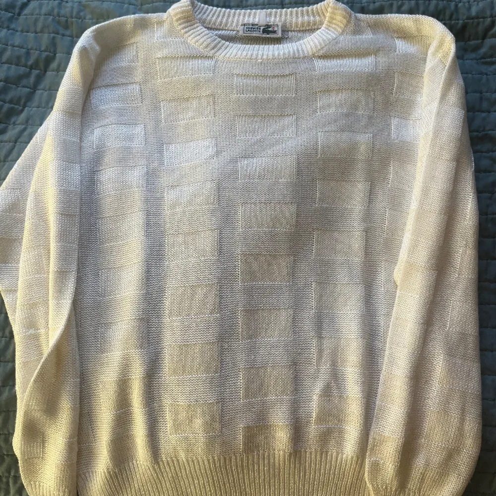 En riktigt snygg lacost tröja i en riktigt fin färg. Gott som ny säljer pga att den är lite för liten för mig. Tröjor & Koftor.