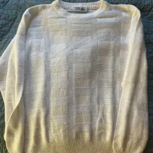 En riktigt snygg lacost tröja i en riktigt fin färg. Gott som ny säljer pga att den är lite för liten för mig