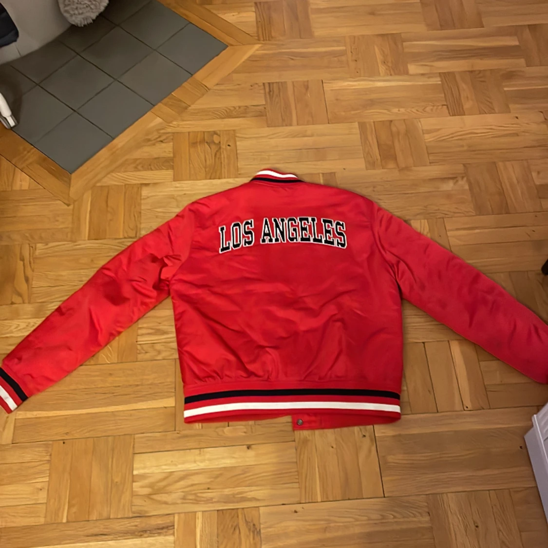 Röd superdry jacka - 90