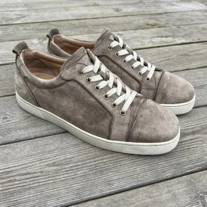 Christian Louboutin - Tjena! Säljer nu mina sjukt sällsynta och  snygga Christian Louboutin i färgen beige/grå. Storlek 43 EU passar 43-44. Skick 8.5/10. Nypris ~$800 Mitt pris 4250kr. No og. Pris ej hugget i sten!