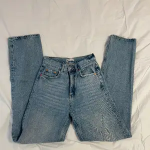 Högmidjade raka jeans med revor på knäna i modellen ”90’s high waist”, från Gina Tricot. Fint skick och snålt använda 💕   Midja: 31 cm (rakt över) Innerben: 78 cm