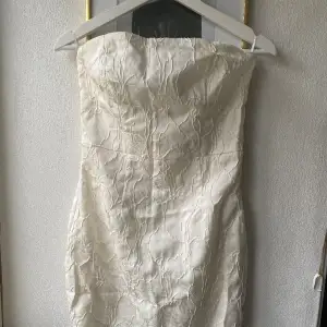 Fin vit klänning från bikbok med snyggt mönster, endast använd en gång❤️ 