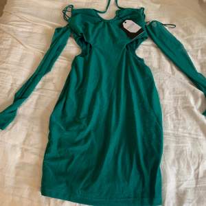 Så snygg turkos/grön ish cocktail klänning helt oanvänd till och med prislappen kvar från Asos, så snygg till sommaren 