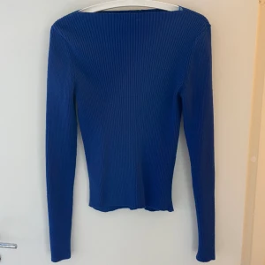 Blå stickad tröja  - Nyskick. Säljs pga flytt. Storlek M.