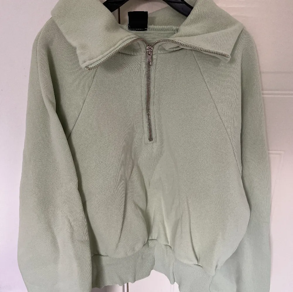 Ljusgrön sweatshirt med dragkedja från Ginatricot i storlek M🤍 Aldrig använd . Tröjor & Koftor.