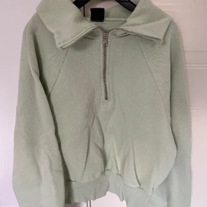 Sweatshirt  - Ljusgrön sweatshirt med dragkedja från Ginatricot i storlek M🤍 Aldrig använd 