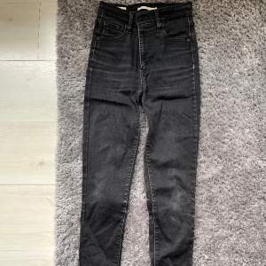 Svarta jeans från Levi’s i modellen ”Mile high super skinny” 🤍 Storlek 26🤍