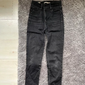 Levis jeans  - Svarta jeans från Levi’s i modellen ”Mile high super skinny” 🤍 Storlek 26🤍