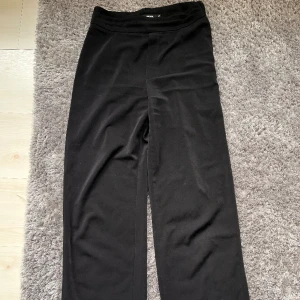 Svarta byxor  - Svarta vida byxor från Bikbok i storlek 36🤍