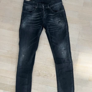 Dondup jeans - Säljer dessa as fräcka dondup jeans i nyskick! Storlek: 33! Modellen heter George & jeansen är köpta på United Fashion! Nypris: 4200kr