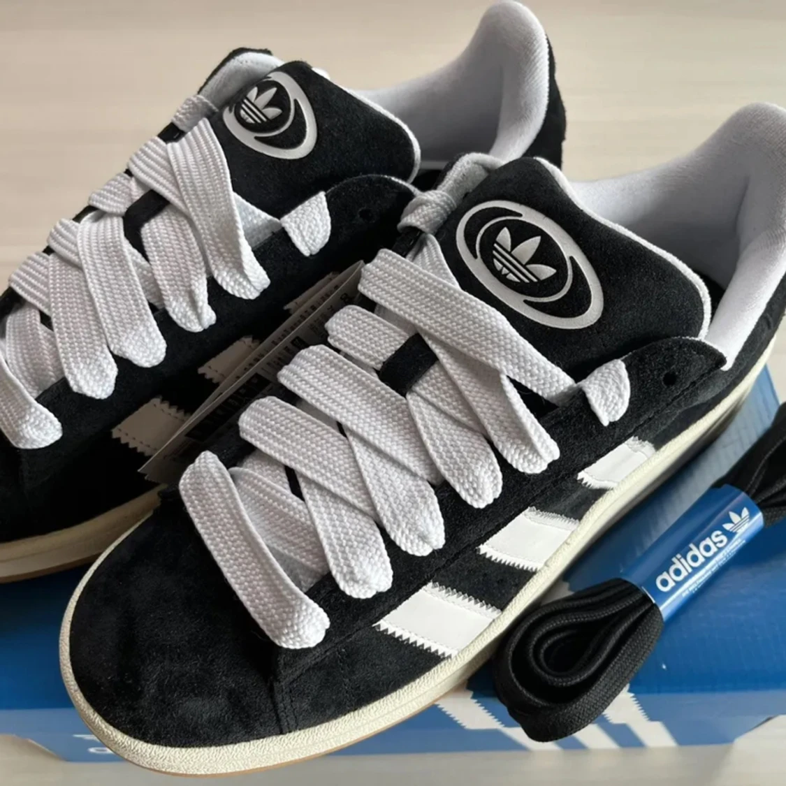 Svarta Addias campus 00s - 90