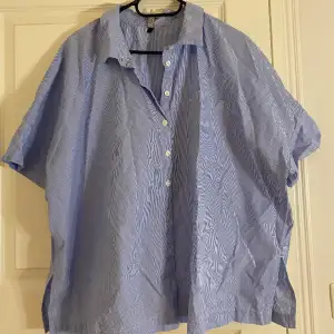 Ljusblå randig kortärmad skjorta från Xlnt Kappahl. Använd fåtal gånger. Snygg både öppen och stängd.  Ordinarie pris: 399:-