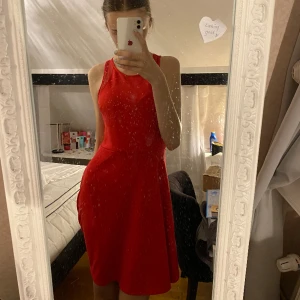 Röd klänning  - Medellång/kortklänning, perfekt till sommaren eller jul! Aldrig använd och i väldigt bra skick.