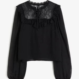 Svart blus - Väldigt fin och bra skick, slutsåld