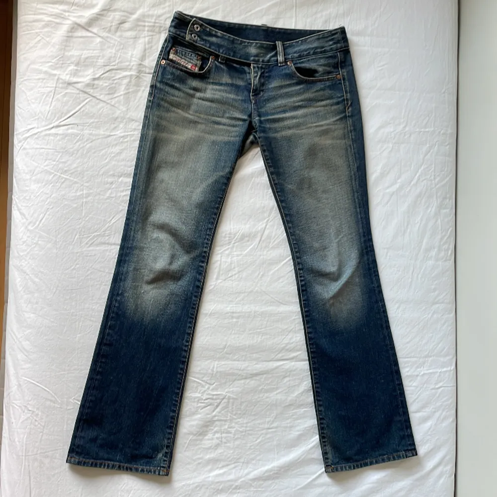 Ett par snygga diesel jeans i rätt bra skick. De är lågmidjade och passar mig som är 170 och en S/M, skriv för exakta mått💞. Jeans & Byxor.