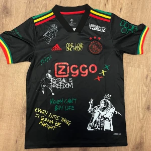 Ajax fotbollströja Bob Marley Edition - Skit snygg Ajax tröja aldrig använd. Perfekt skick. Pris kan diskuteras.