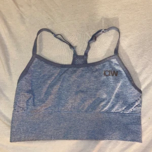 Iciw sport bh - Använt skick men funkar fortfarande bra! Loggan är urtvättad som man ser på första bilden.