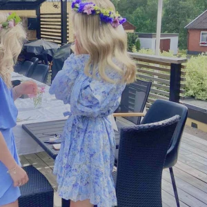 Klänning  - Super fin klänning till sommaren. passar perfekt till midsommar eller en skolavslutning 💕nypris 1800 