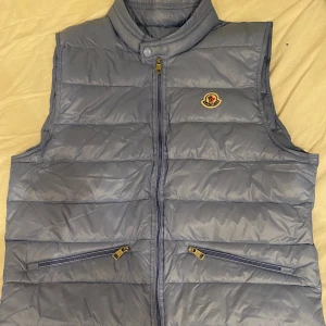 Moncler gui  - Moncler GUI väst, populär färg nu när de börjar bli ljust ute, nytt skick 9/10 som ny