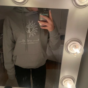 Hoodie  - Fin hoodie från Madlady som inte kommer till användning, använd ett fåtal gånger🥰