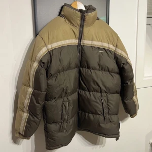 RARE 1995 Vintage Nike Puffer - Extremt fin dunjacka från runt 1995. Så jäkla cool är den.