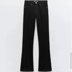 Zara svarta jeans  - Svarta jeans från zara i jätte bra skick!  Storlek 36 