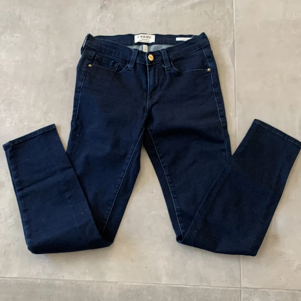 Fina skinny jeans från Frame i storlek 25. Lite stretch och färgen är mörkblå, gott skick💖. Jeans & Byxor.