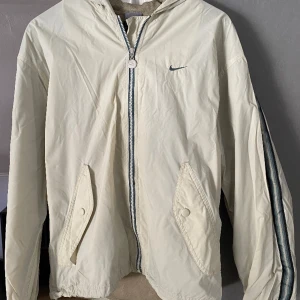 Vintage Nike Jacka - Säljer denna super snygga unika jacka Från Nike då den inte kommer till användning hemma hos mig. Storlek S. Priset kan diskuteras:)