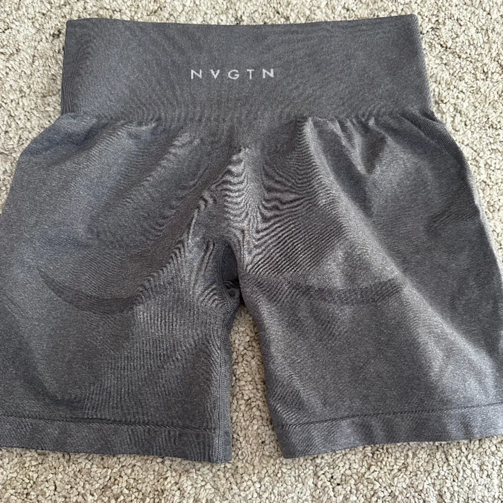 Säljer mina super snygga nvgtn shorts som är i storlek M. Använda endast 1 gång  Modell: Contour seamless  Färg: Grey . Shorts.