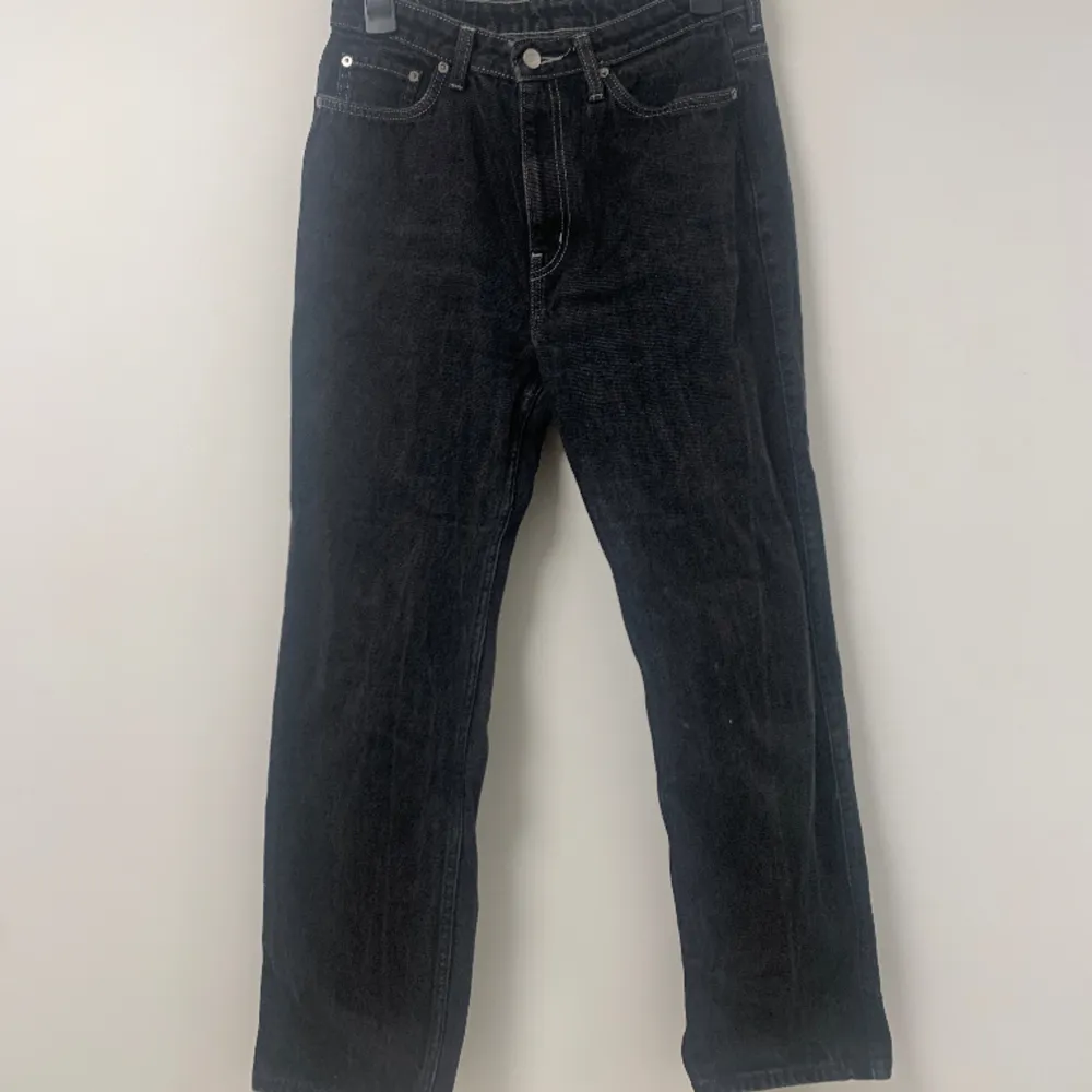 fina lite halvbaggy svarta jeans med vita sömmar, tror modellen heter rowe  . Jeans & Byxor.