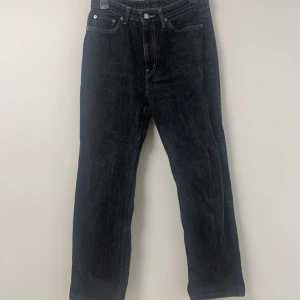 weekday jeans - fina lite halvbaggy svarta jeans med vita sömmar, tror modellen heter rowe  