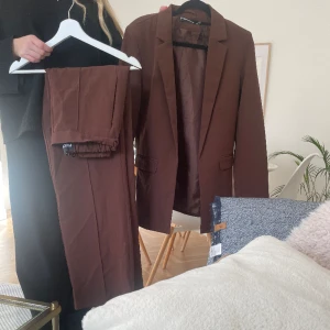 Brunt kostym set  - Ett set från PIECES nästan oanvänt. Mjukt i materialet och går att styla med annat oxå! Nypris 800kr