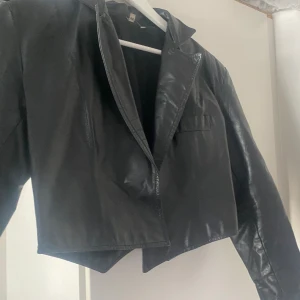 Skinnjacka  - Skinnjacka äkta läder.  Liten croppad. Liten i storleken. Kan tänka mig gå ner i pris vid intresse. 