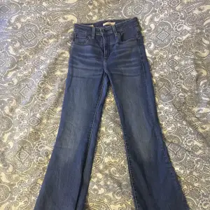 Helt nya Levis jeans, använda 1 gång  Storlek 26 (S)  Nypris: 1250kr