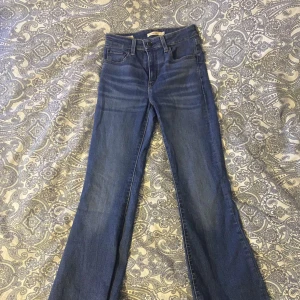 Levis 726 flare - Helt nya Levis jeans, använda 1 gång  Storlek 26 (S)  Nypris: 1250kr