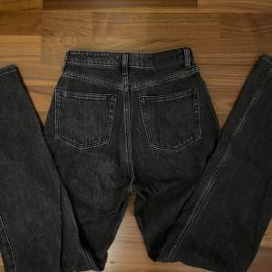 Snygga jeans från weekday i highwaist. Säljer för att de blivit för små för mig. Passar xxs/xs. Modellen rowe extra high straight. Ordinarie pris: 590kr