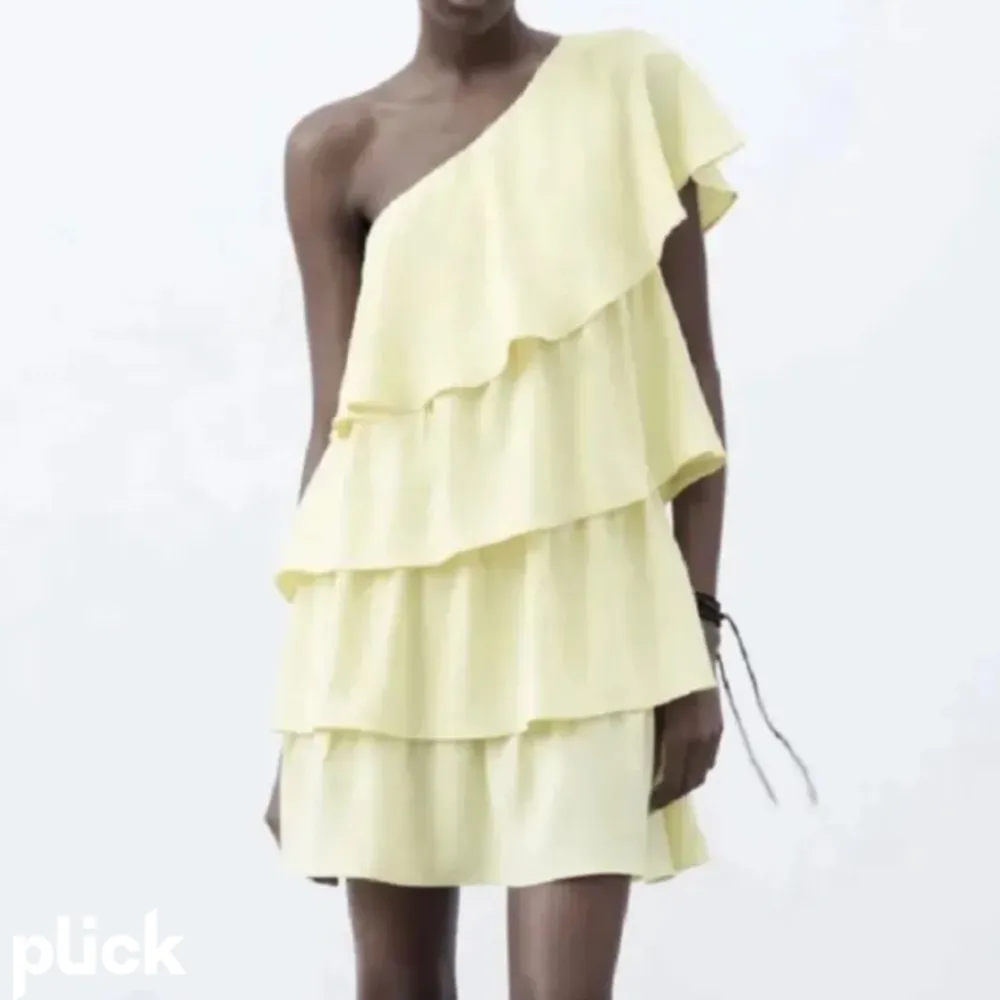 Jag söker denna gula volang klänningen från zara, kan prata om priset om du har intresse för att sälja den🥰🥰🥰. Klänningar.