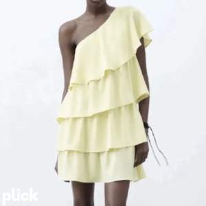 Jag söker denna gula volang klänningen från zara, kan prata om priset om du har intresse för att sälja den🥰🥰🥰