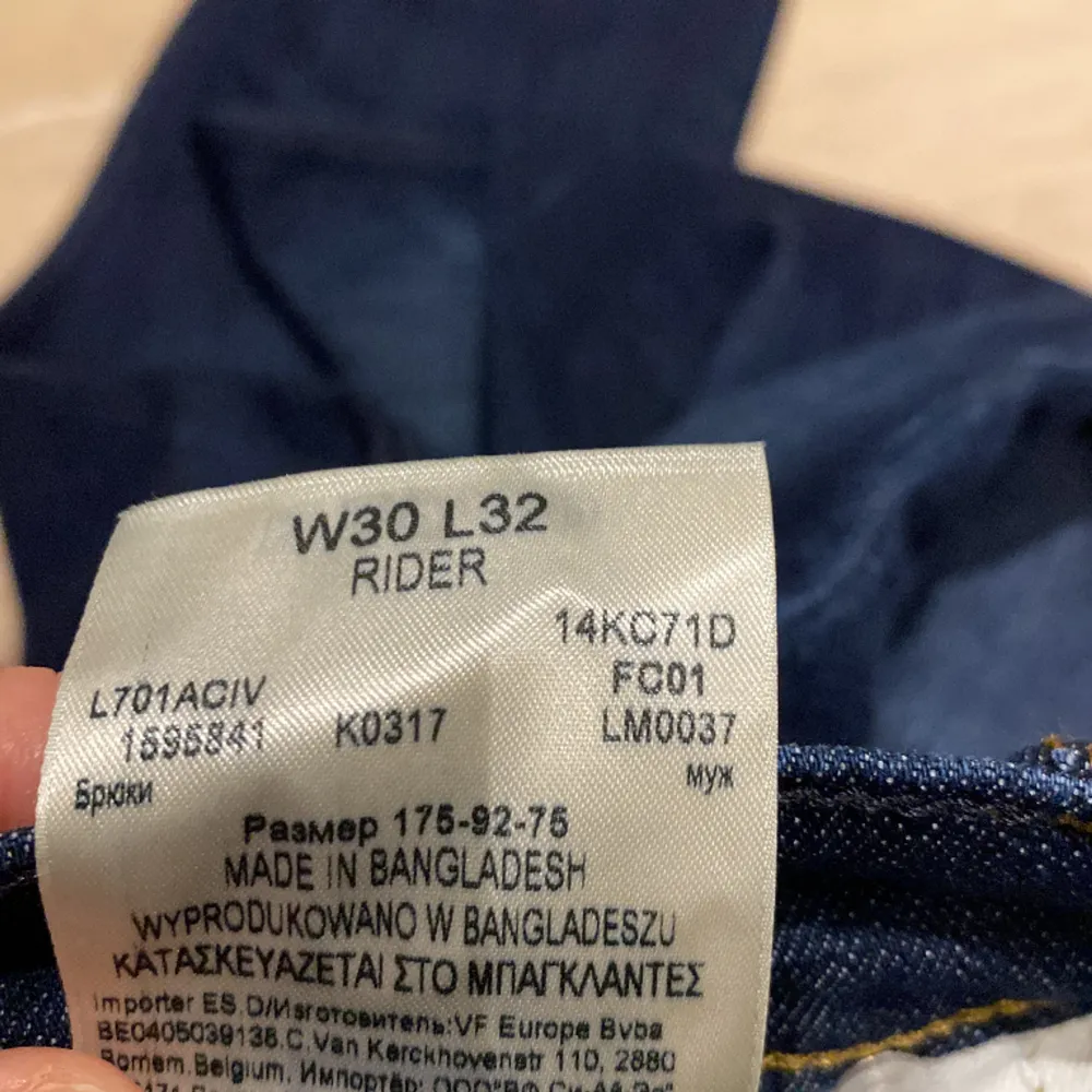 Säljer dessa otroligt snygga jeansen ifrån Lee för endast 300!!. Dem är i riktigt bra skick, vid fler bilder eller frågor kontakta mig. . Jeans & Byxor.