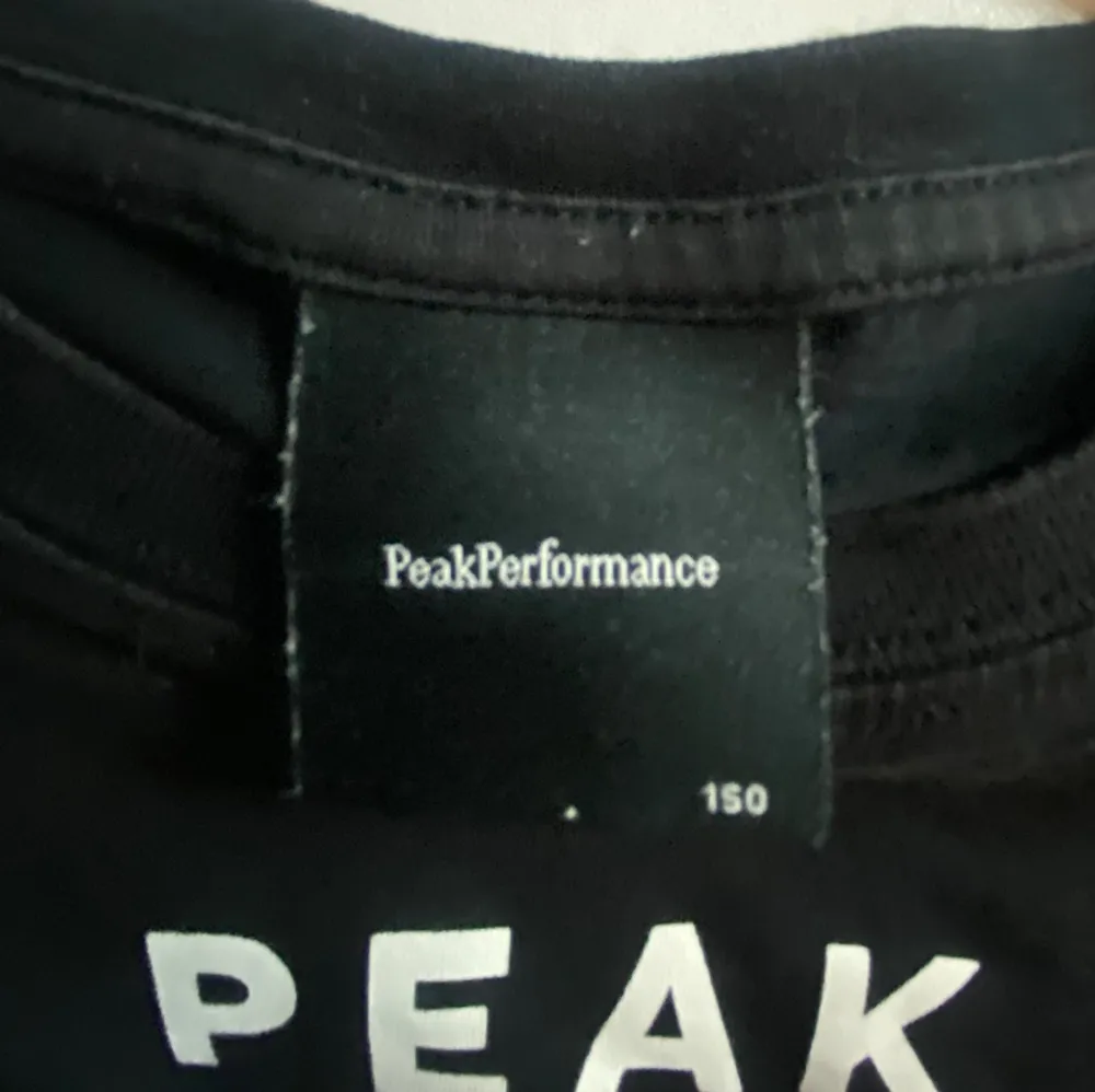 T-shirt från Peak Performance, passar XS💗. T-shirts.
