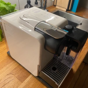 De'Longhi Nespresso EN550, vit - Nespresso kapselmaskin i gott skick. Mjölkskummaren aldrig använd.    Olika one touch-varianter som kan beredas, tex ristretto, espresso, lungo, cappuccino och latte macchiato eller varmt mjölkskum för många kaffe- och mjölkdrycker.  Ställ in önskad 