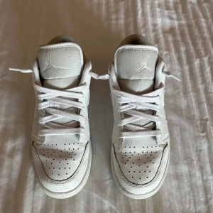 Vita jordans low  - Säljer pågrund av att jag inte använder dom. Använda ett fåtal gånger. Så sköna skor och så snygga😍😍