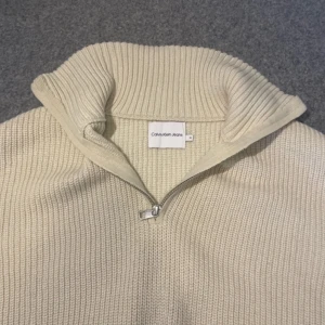 Calvin Klein stickad tröja,stl 14  - Mycket bra skick aldrig använd, hör av dig vi frågor. Nytt pris 800kr mitt pris 199kr skriv vid funderingar och kan gå ner vid snabb affär.