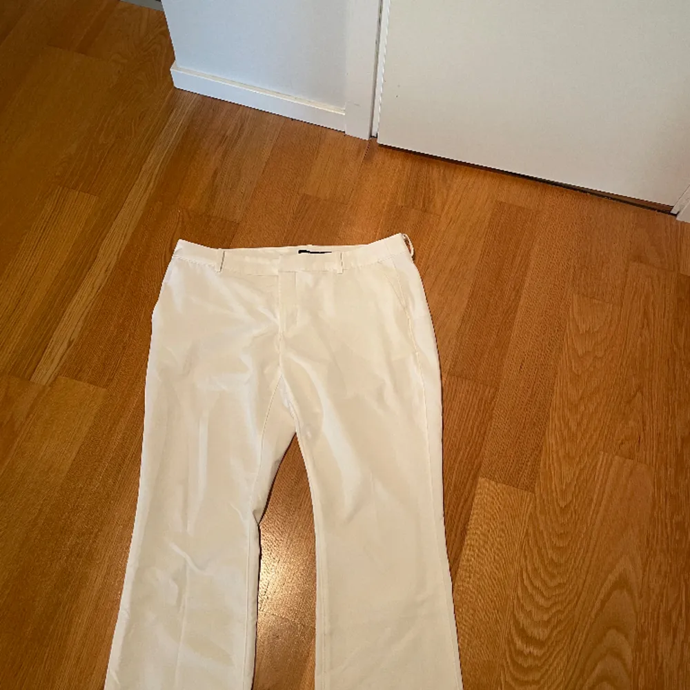 Säljer dessa två kostymbyxorna (vit) och (svart) väldigt fina och bra skick men blivit förstora för mig.  Väldigt snygga! . Jeans & Byxor.