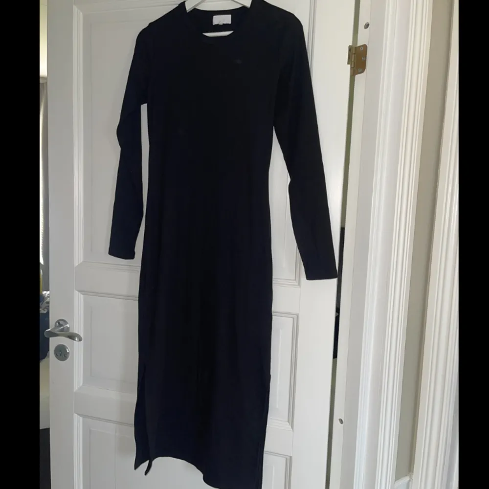 Ribbad klänning från Levete Room i storlek M. Slits på båda sidor. Använd en gång. 450kr. Klänningar.