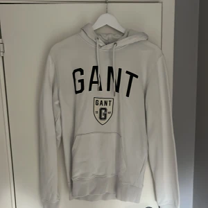Gant hoodie - |storlek M| |ny skick| |köpt för 899kr| | säljer för 449kr| bara att höra av dig om du har fler frågor.