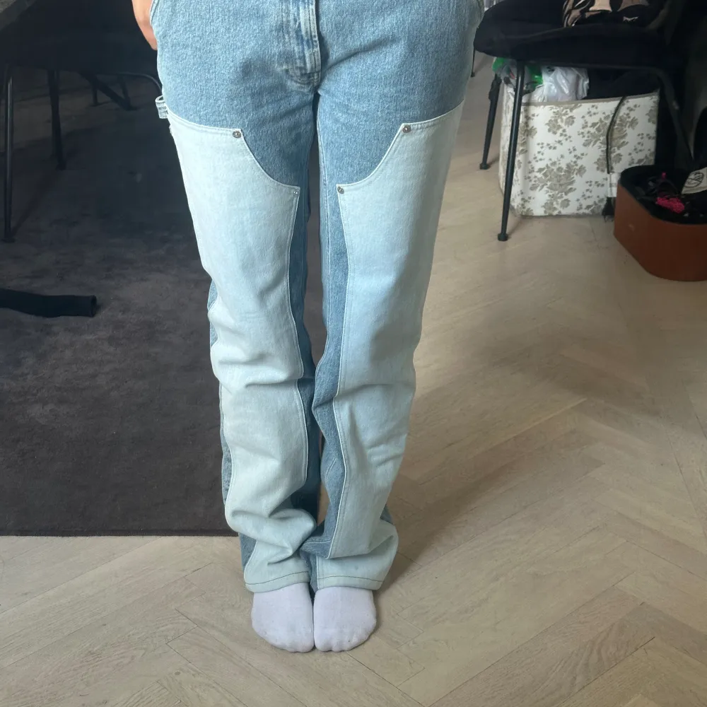 Kollar om någon är intresserad av att köpa dessa as snygga byxor då dom är lite för stora på mig och använda en gång❤️köpta för 2900 säljer för 1700kr. Jeans & Byxor.