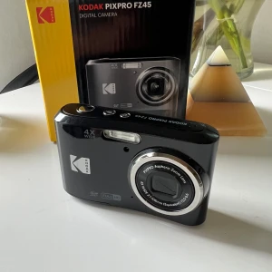 Kodak Pixpro FZ 45 - Säljer nu min helt nya digitalkamra som endast är använd för att ta test bilder, köpte den för ungefär 1 månad sedan om nypriset var 1499kr. Digitalkameran tar bilder av väldigt hög kvalitet och det är superenkelt att överföra bilder till mobilen. 